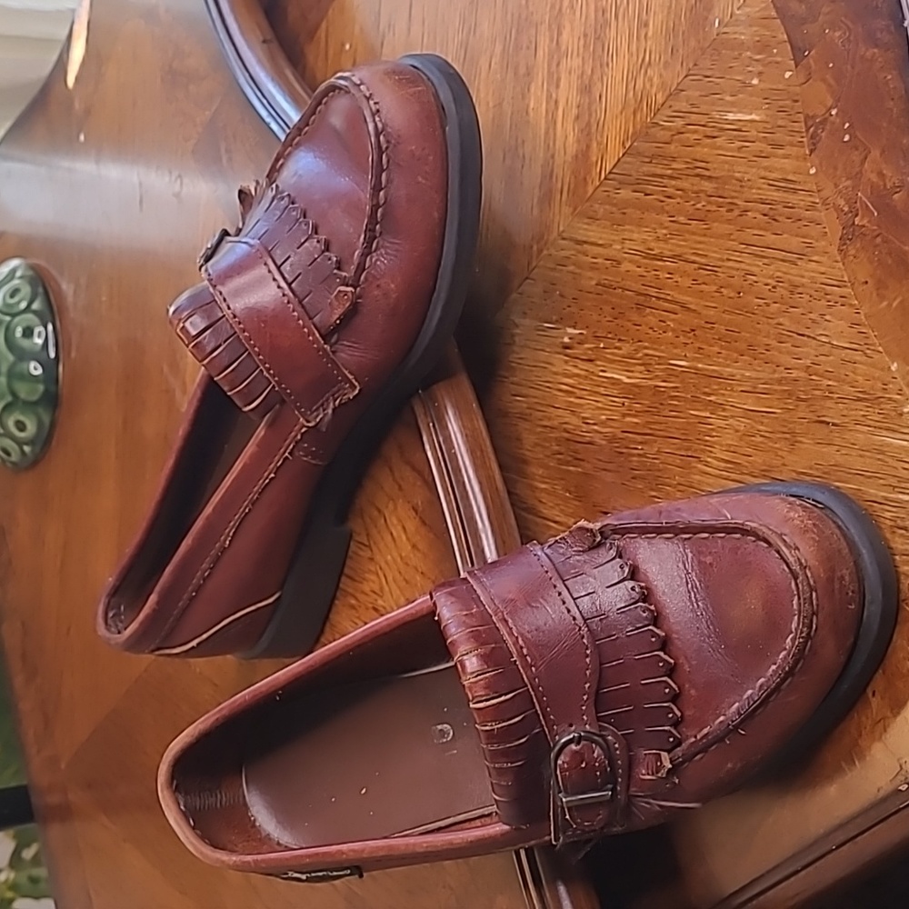 Eastland Boys 6.5 brown genuine leather slip on dress shoes with tassles